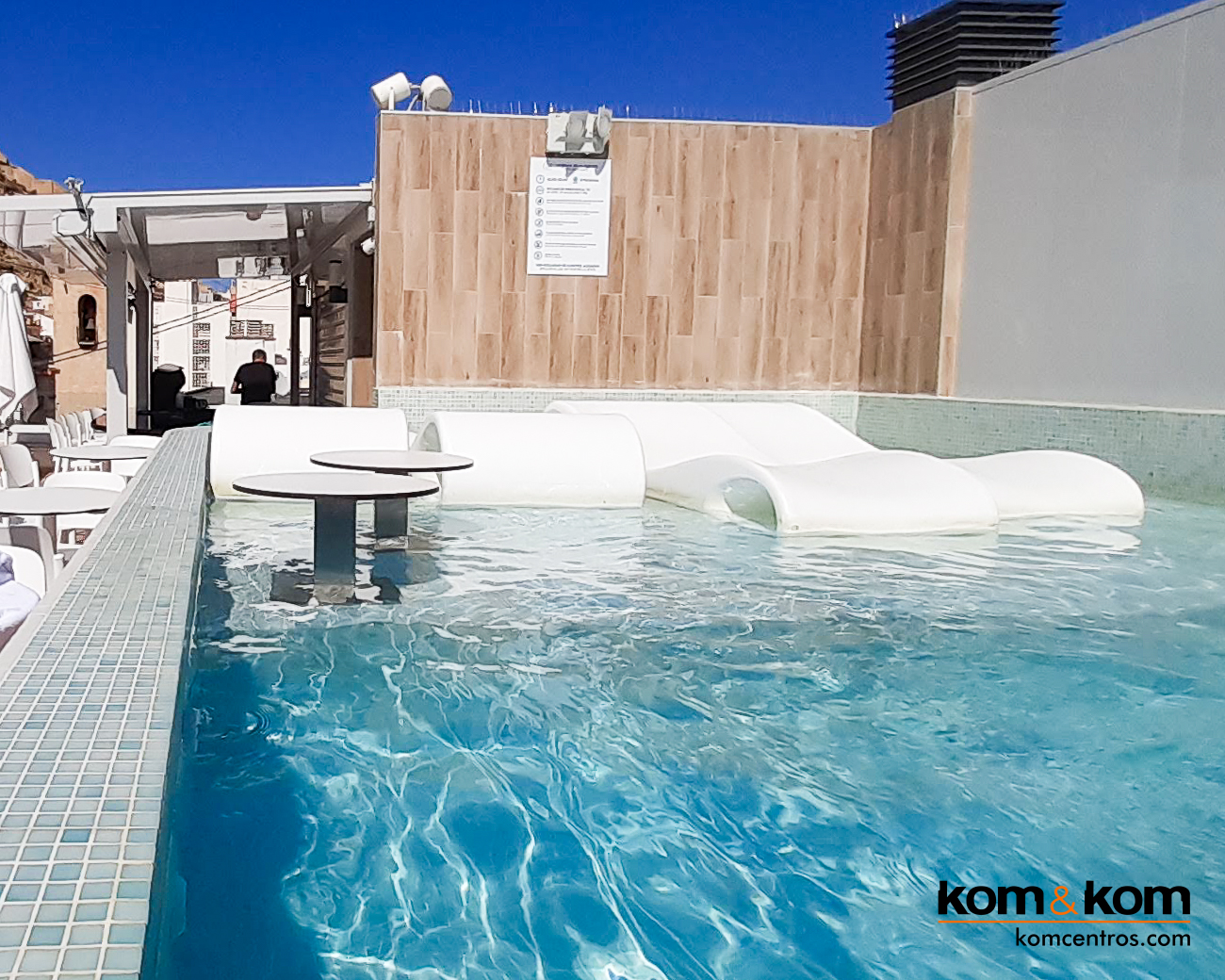 Highbar: Terraza Chill Out en la Azotea del hotel Odissey Room en el centro de Alicante. Proyecto Integral de Kom&Kom